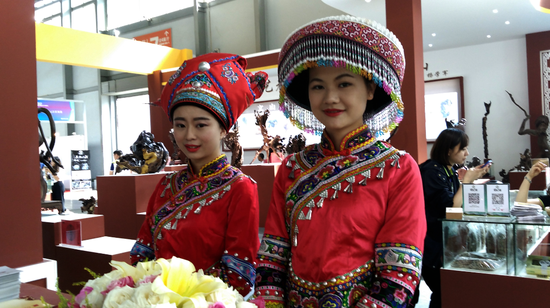 聚焦2016文化产业博览会 文山州8000余件特色