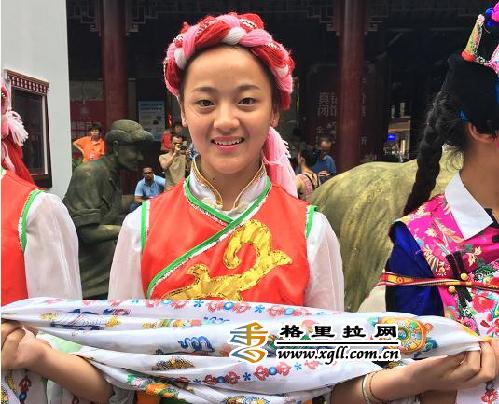 云南迪庆原生态民俗风情展演现场