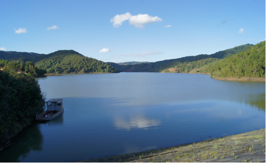 树荫照水爱晴柔 龙陵平达小河水库风貌