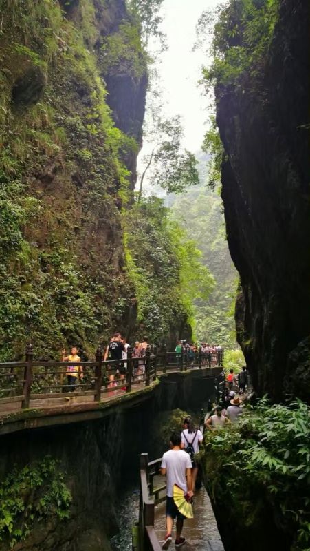 峨眉山一线天