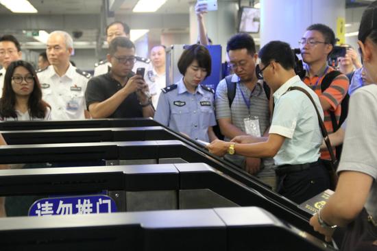 海南航空率先启用出境自助通道系统 国内旅客