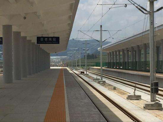 坐着高铁逛云南 参观在建普者黑高铁站