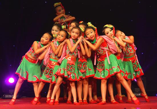 曲靖罗平小明星赴韩舞精彩 展彝乡文明风采获