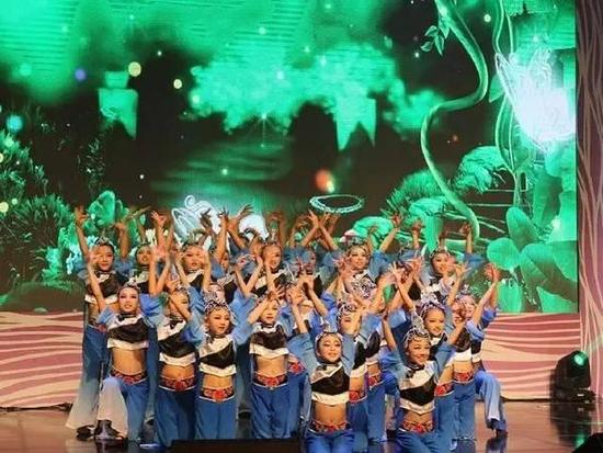 曲靖罗平小明星赴韩舞精彩 展彝乡文明风采获