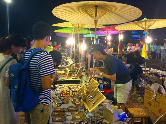 (版纳告庄西双景的夜市 图@渔小嘿)