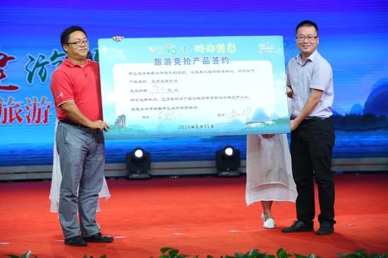 福建省旅游局在此次推介会上，首创了旅行社对线路经营权的竞拍