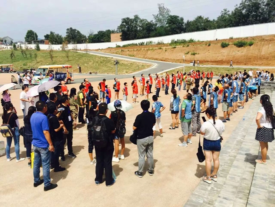 网红直播:白鹿原影视城真人CS对决 缅怀先烈致