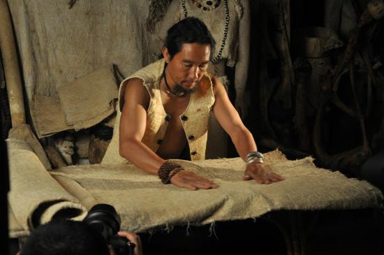 云南哈尼民间艺人张树皮将携树皮衣亮相碧鸡