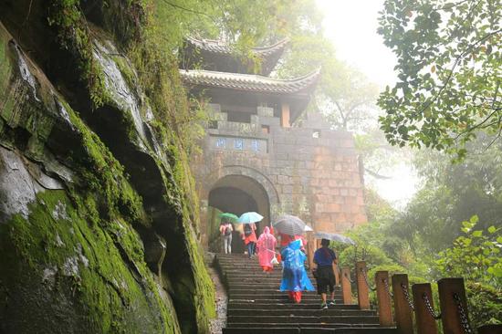 选手们登上钓鱼城护国门