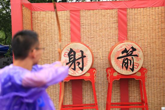 市民体验射箭