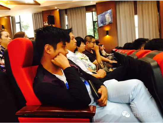 丽江导游直面强制购物、低价团等敏感话题