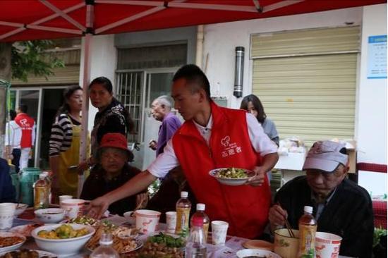 云南200名失独孤寡老人共享中秋长街宴