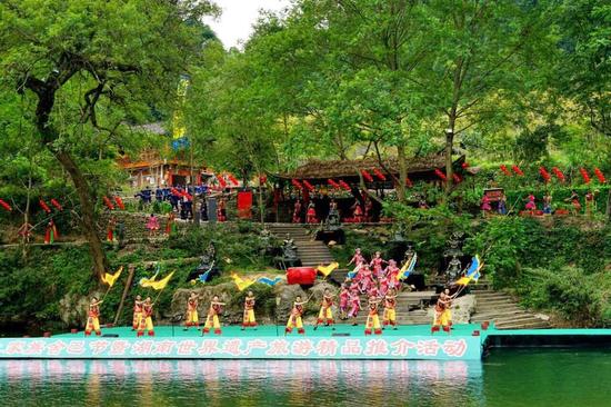 土家族舍巴节暨湖南世界遗产旅游精品推介活动(老司城遗址河码头) 中国旅游报高惠 摄
