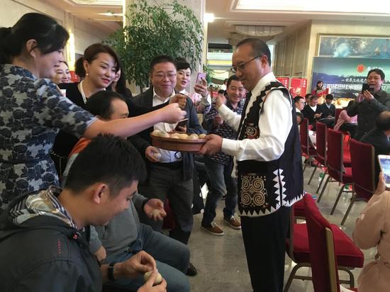 元阳县县长请大家吃鸭蛋