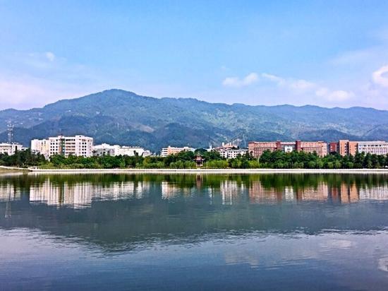 美丽的玉龙湖(图/@旅游科长)