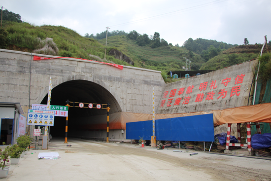 玉临高速公路五老山隧道口建设现场