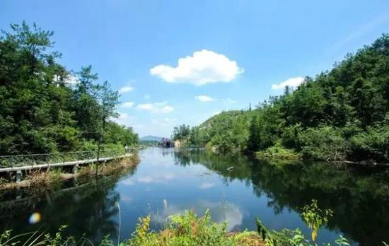 青山绿水的清新画面