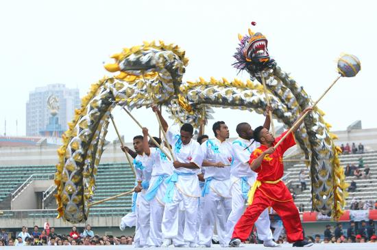重庆铜梁举办首届国际舞龙争霸赛 12条巨龙