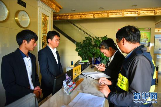 丽江市旅游市场联合检查组对酒店进行旅游服务质量检查。李宁 摄