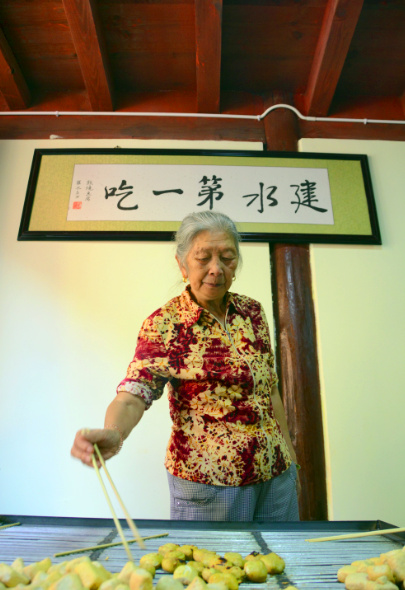 建水烧豆腐是必不可少的美味