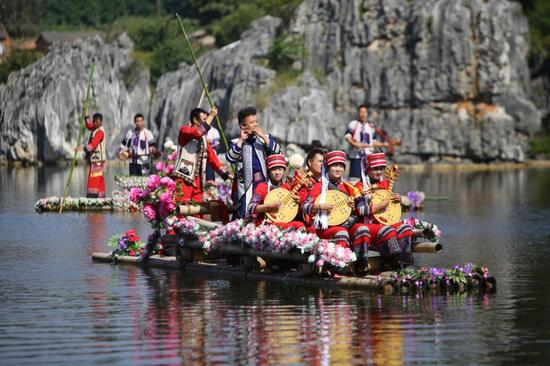 阿诗玛和阿黑哥在石林景区荡舟唱山歌比赛（李发兴/摄）