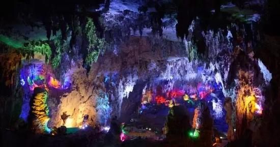 燕子洞洞内美景