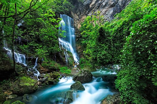 天生桥岩隙飞瀑