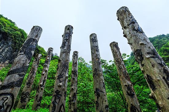 天生桥景区前图案奇特的图腾柱 许伟华/摄