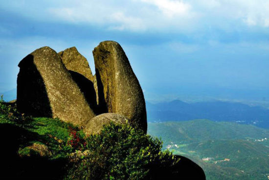 景色雄伟壮阔的五皇山山顶 图源：不问终点