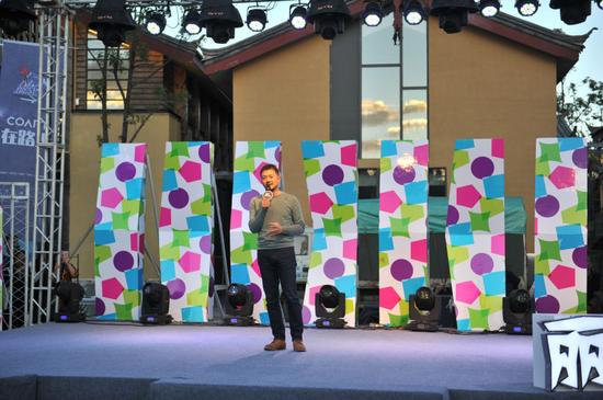 中书控股集团董事长李亚鹏在沙龙上发言