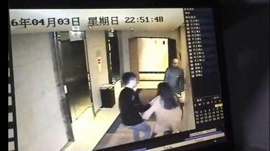 2016年4月3日，北京和颐酒店，微博昵称为“弯弯_2016”的网友被李某某跟踪后强行拖拽。  视频截图