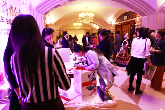 曲靖市沪昆高铁旅游营销团队向南昌市民发出诚