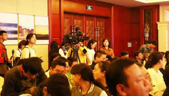 曲靖市沪昆高铁旅游营销团队向南昌市民发出诚