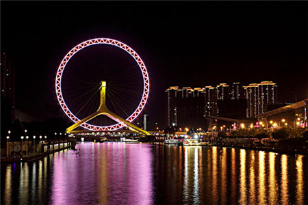 有一个关于摩天轮的传说,说摩天轮上的每个盒子都装满了幸福,所以