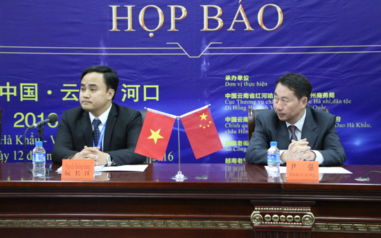 出席发布会的中越领导