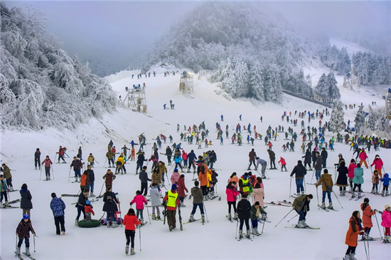 冰雪季 贵州六盘水邀云南游客玩雪泡温泉