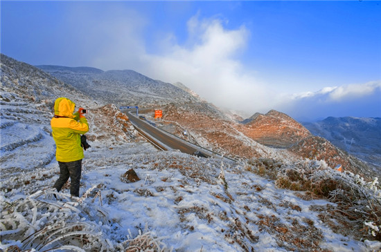 冰雪季 贵州六盘水邀云南游客玩雪泡温泉