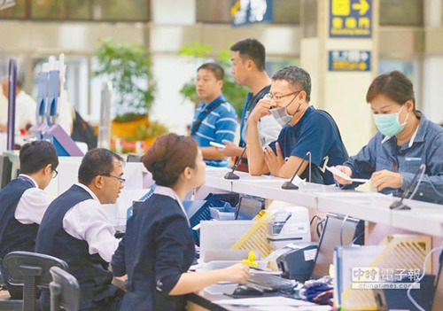 高雄小港机场岛内线11月22日仍有旅客前往兴航柜台办理复航代理的华信航空登机事宜。来源：台湾《中国时报》