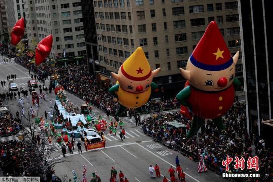 当地时间11月24日，第90届梅西百货感恩节大游行在美国纽约举行。这是美国历史最悠久、最有影响力的感恩节盛典。