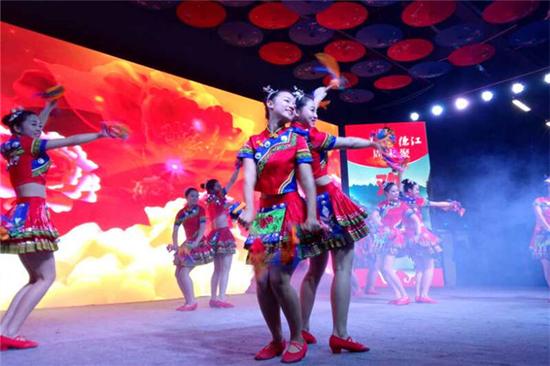 德江周末聚傩戏表演引爆多彩贵州文创园