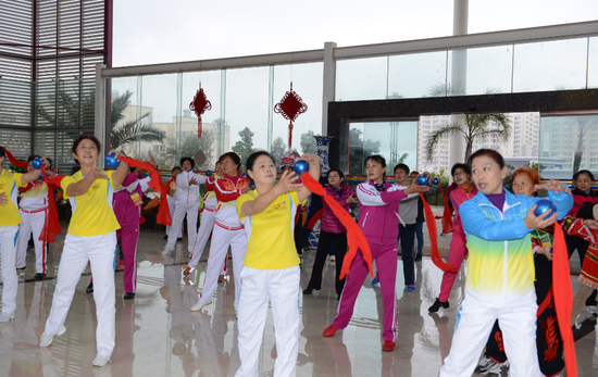 学员们认真学习柔乐球规定动作套路