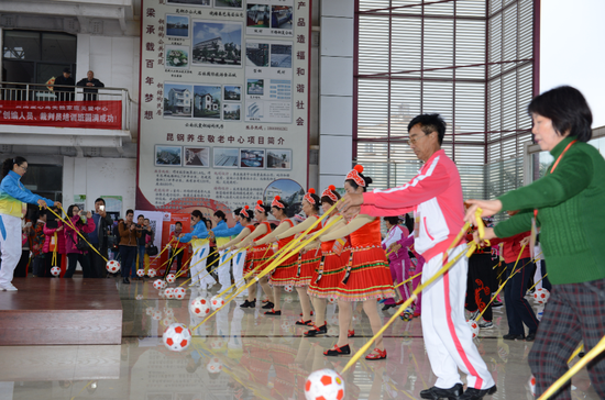 学员认真学习柔乐球规定动作套路