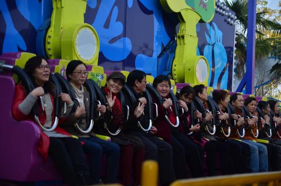 万名妈妈团欢乐谷里跳大绳重展青春活力