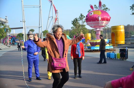 万名妈妈团欢乐谷里跳大绳重展青春活力