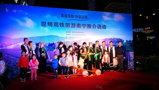 南宁街头刮起石林民族风 昆明之美你值得拥有