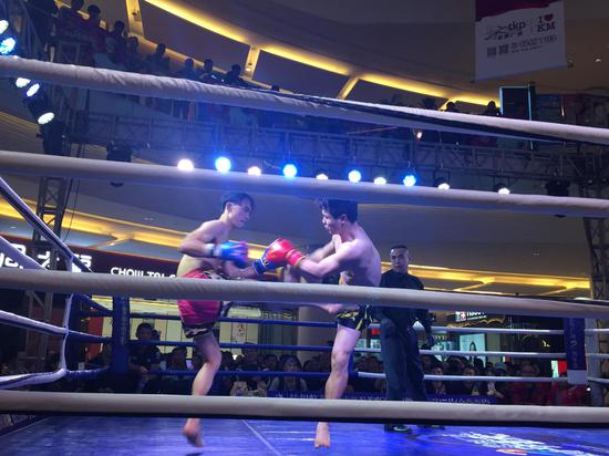 东盟决国际自由搏击擂台赛在昆明广场上演火爆