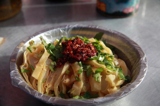 无量山赏樱怎能少了这一口 南涧特色美食锅巴油粉