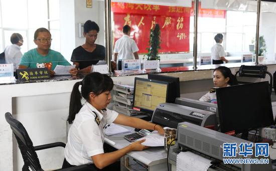 瑞丽海关报关大厅(新华网罗春明/摄)