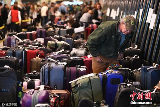 　　当地时间2016年12月20日，美国丹佛，丹佛国际机场行李成堆。受上周五大暴雪影响，边疆航空公司乘客的行李未能及时送达，机场有许多无人认领的行李。图片来源：视觉中国