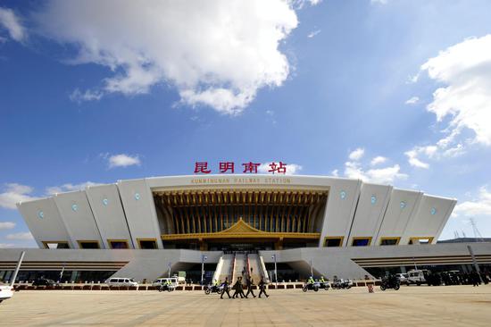 请问谁知道从昆明南站（高铁站）到昆明火车站有多远？打的需要多少时